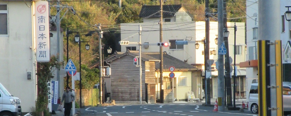 japan-tanegashima-nishinoomote-town-road-winding-traffic-light